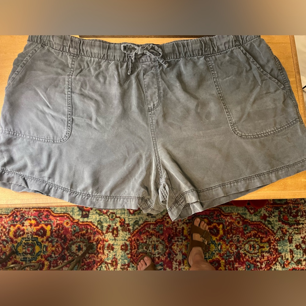 Gap Women’s cargo shorts gray